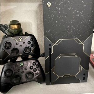 Xbox Series X, Halo limited edition. 2 controllers, 2 games.